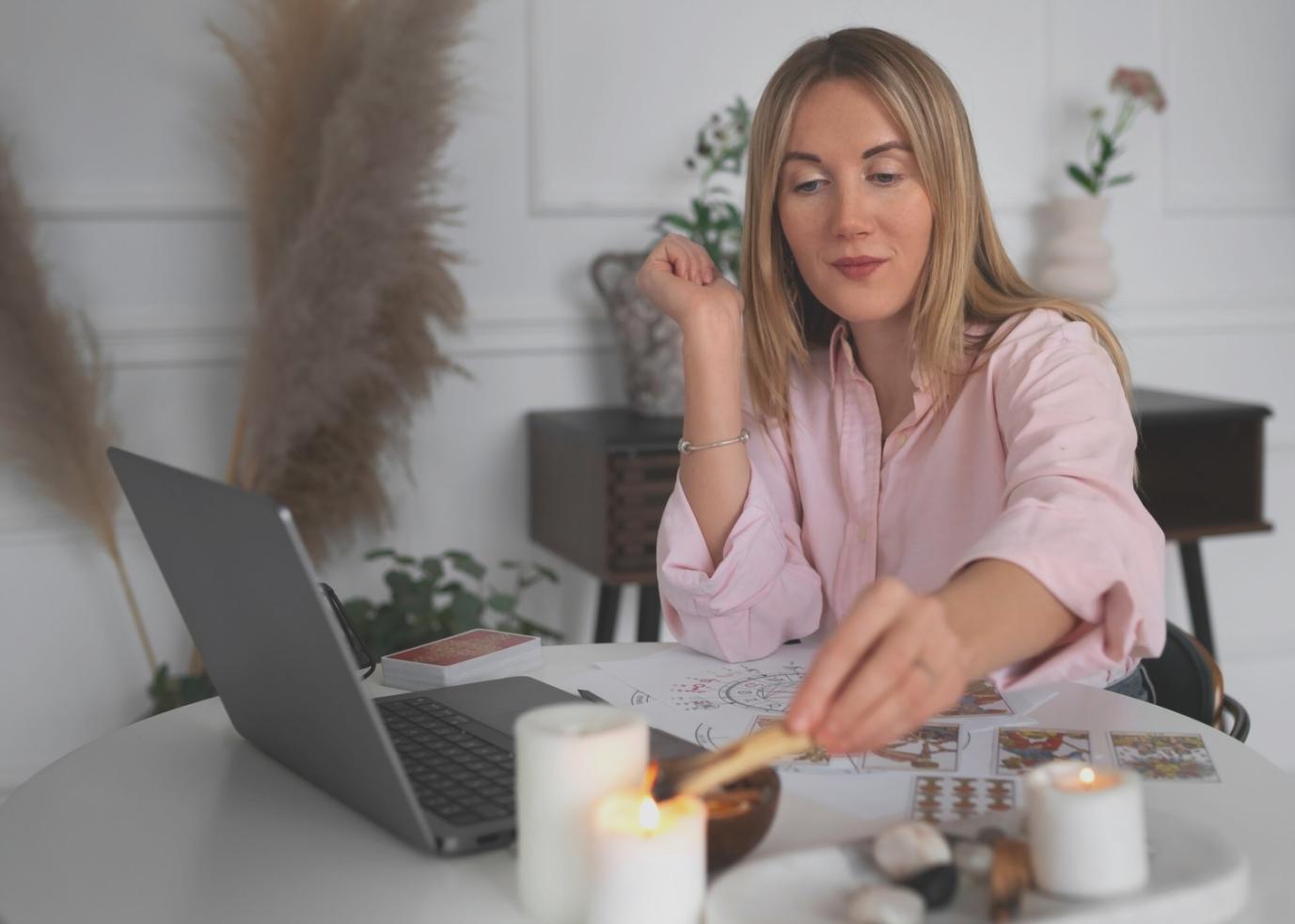 Profesional trabajando en análisis financiero de recursos humanos