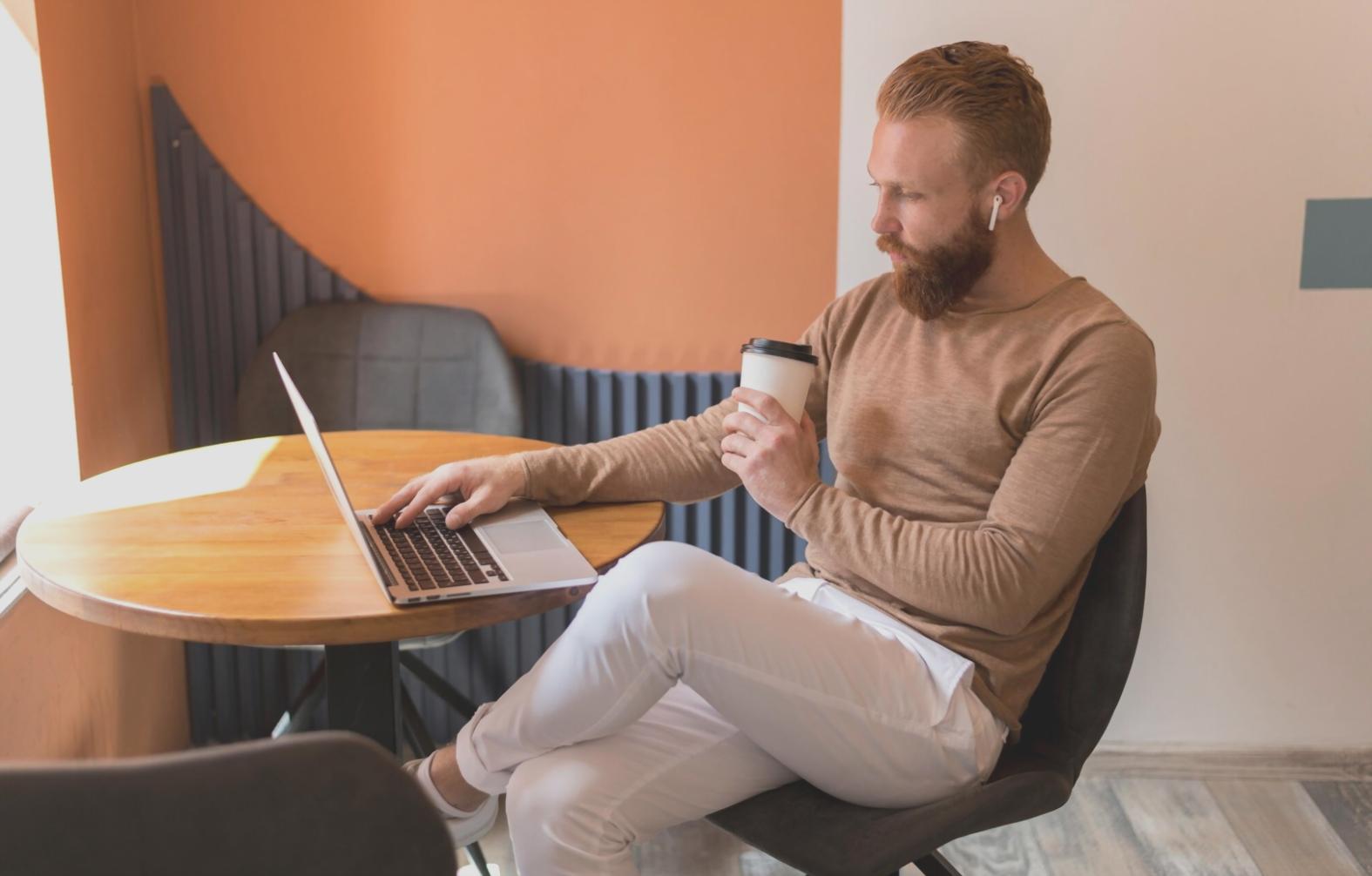 Profesional revisando indicadores de gestión de personal